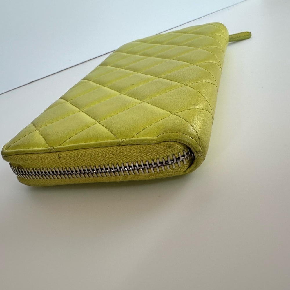 Chanel Pre-loved Diamond-Quilted Wallet in yellow lambskin leather - Picture 11 of 12